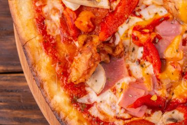 Ham mantar ve tatlı biber Pizza domates soslu