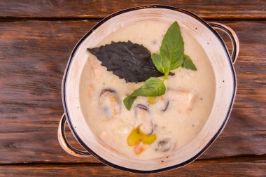 Deniz ürünleri ve yeşillik çorba kremalı