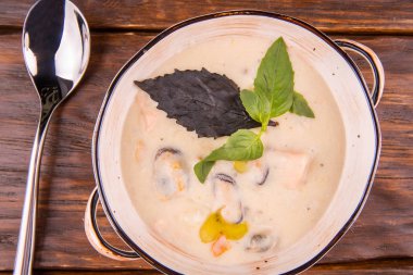 Deniz ürünleri baharat ve Yeşiller çorbası krem