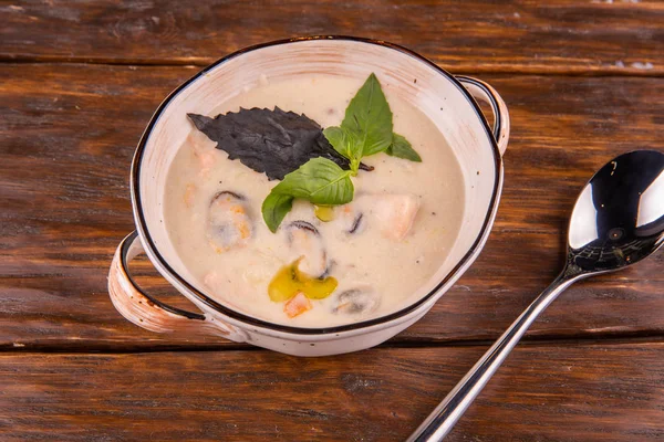  Yeşil petrol ve deniz mahsulleri çorbası krem