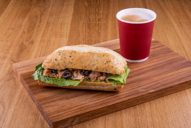  Bir fincan kahve ile ahşap bir gemide bir cod ile sandviç