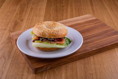 Kırmızı balık, Kuru Domates sandviç ahşap bir gemide bir plaka üzerinde