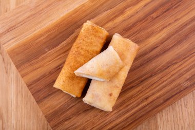 Krep ahşap tahta üstten görünüm üzerinde süzme peynir ile