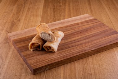 Bir ahşap tahta üzerinde et ile doldurulmuş krep