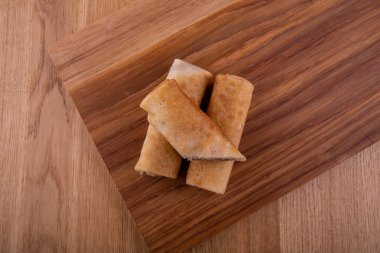 Krep etli bir ahşap tahta üzerinde üstten görünüm