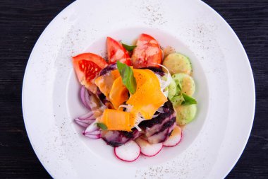 Sebze peynir ve sos salatası peynir