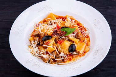 Et yahni domates ve zeytin ve rendelenmiş peynir ile yapıştırmak