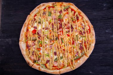 Hardal sosu, sosis, pastırma ve marine domates Bavyera pizza