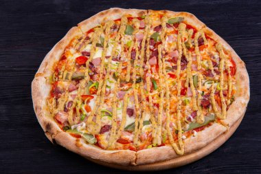 Bavyera sosis pastırma, salatalık ve pırasa ile mozzarella ve hardal sosu ile