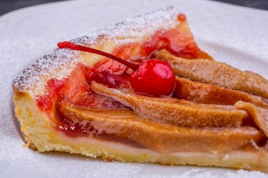 Grushovy vişneli pasta üzerine krema şeker ile kurabiye hamur