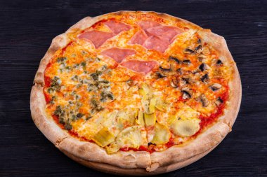 Duracaksınız, pırasa, jambon ve mantar, peynir ve sos pizza