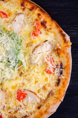 Sezar'ın tavuk ve domates, rendelenmiş peynir ve sos pizza