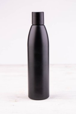 Beyaz bir arka plan üzerinde siyah bir opak şişe