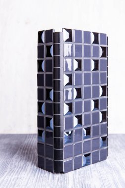 Açısal bir karo ile siyah ekler