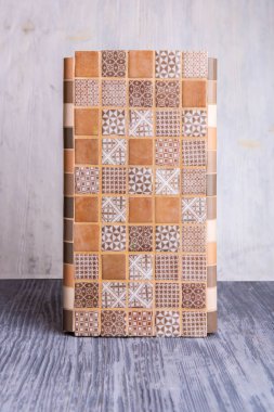 Bir karo gri bir ahşap zemin üzerinde kahverengi renk desenleri ile