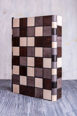 Gri bir arka plan üzerinde siyah-beyaz bir açısal döşeme örneği