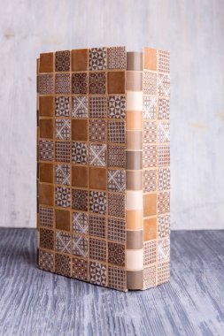 Açısal çok renkli taşta bej ve kahverengi renk örneği