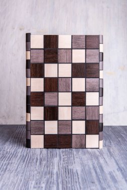 Kahverengi kiremit bir ahşap gri arka plan üzerinde açısal örneği