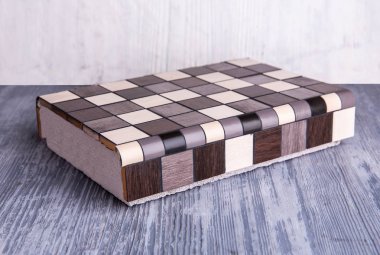 Açısal taşta kahverengi, bej ve siyah renk örneğini sergi