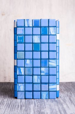 Bir mavi karo mermer ile bir sergi örneği ekler