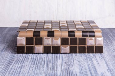 Açısal taşta siyah ekler ve mermer ekler ile bir sergi örneği