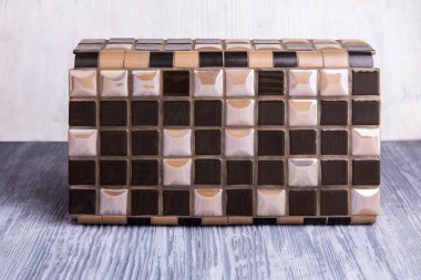 Bir örnek bir açısal karo mermer ekler ile ve kare kahverengi kiremit