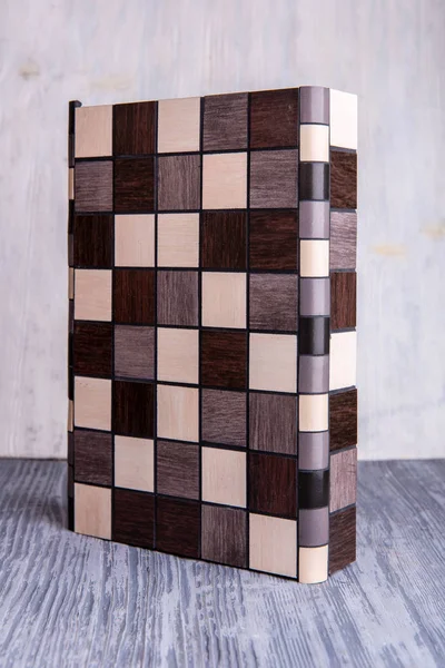 Gri bir arka plan üzerinde siyah-beyaz bir açısal döşeme örneği