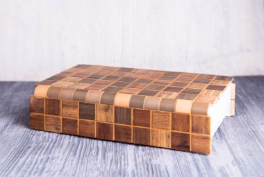 Kahverengi ve gri ekler ile açısal bir kiremit