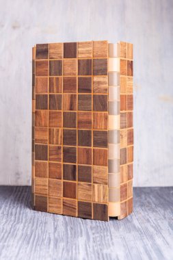 Bir ağacın altında bir açısal taşıyla bir sergi örneği ekler