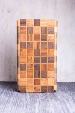 Bir karo gri bir ahşap arka plan ağaç altında açısal örneği