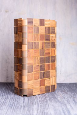 Açısal taşta bir örnek ile ahşap ekler