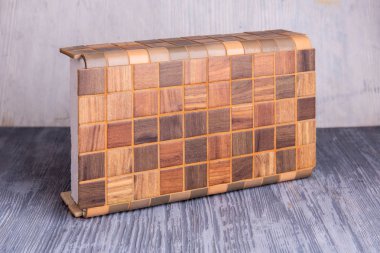 Kahverengi ve gri küçük kareler ile açısal bir çini Sergisi örneği