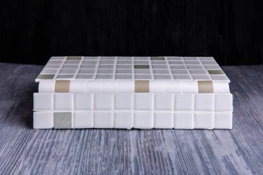 Kahverengi ekler ile açısal bir opak beyaz çini