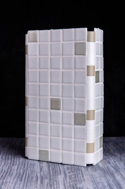 Bir kiremit açısal donuk gri bir arka plan üzerinde koyu ekler ile