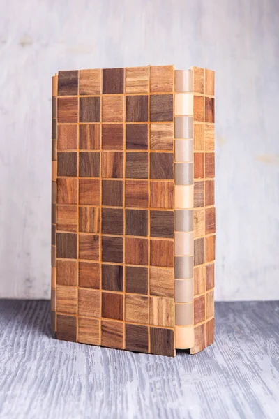 Bir ağacın altında bir açısal taşıyla bir sergi örneği ekler