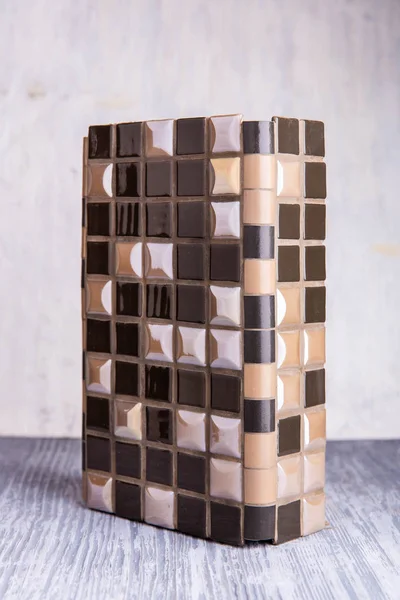 Bir döşeme ile kahverengi ve mermer renk açısal mozaik örneği