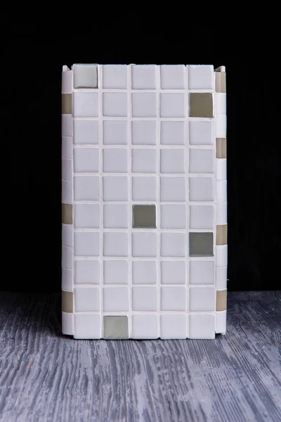 Une Mosaïque Une Tuile Angulaire Opaque Blanche Avec Petits Carrés — Photo