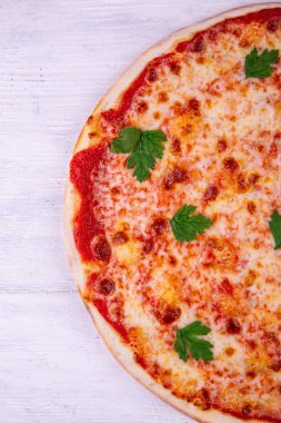 Pizza Margarita peynir ve yeşillik ile