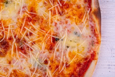 Peynirli pizza peyniri Dorblu ve domates sos ile