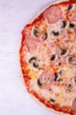 Mantar ve peynir soslu jambon pizza