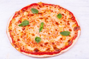 Margarita pizza domates soslu peynirli altında