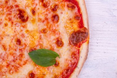 Bir yaprak yeşillik bir pizza Margarita parçası