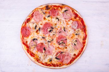 Pizza etli salam, tavuk göğsü ve pastırma