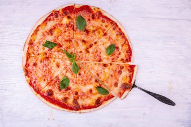 Margarita pizza kesilmiş parçalar üzerinde alakart