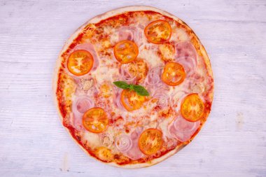 Pizza tavuk domates ve soğan domates sosu altında