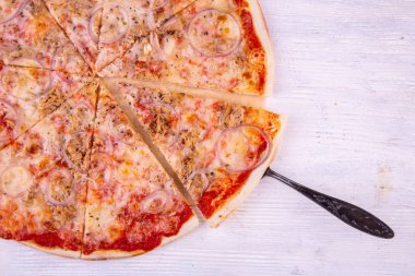 Somon pizza soğan ve peynir ile alakart kesmek