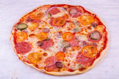 Salam, Bavyera sosis, domates ve soğan pizza domates sosu altında