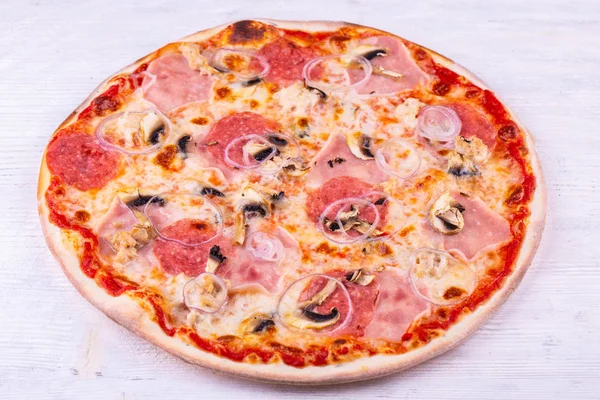 Pizza Con Pancetta Salumi Cipolle Pollo Salsa Pomodoro — Foto Stock
