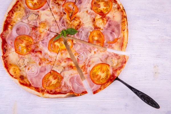 Pizza Pancetta Pomodori Tagliata Pezzi Carte — Foto Stock