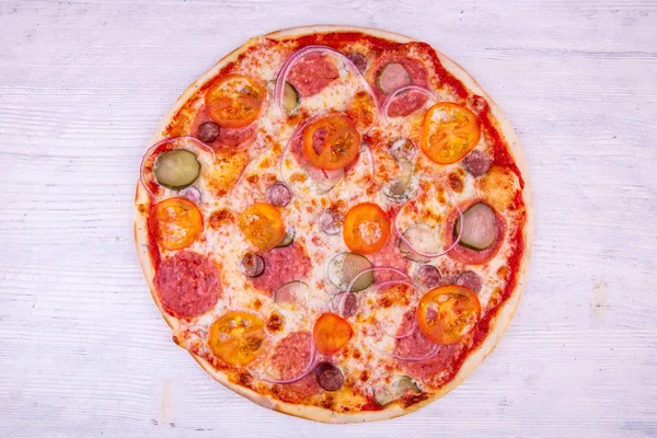 Pizza Bávara Con Pepinillos Salami Tomates — Foto de Stock